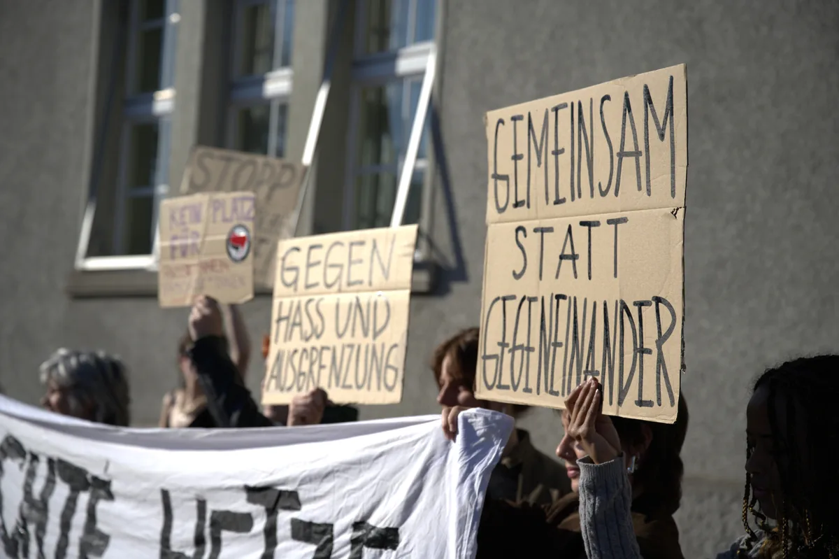 Auf Karton und Stoff schrieben die Demonstranten ihre Anliegen nieder. Gerichtsprozess gegen Patrick Walder als ehemaligen Präsidenten der SVP Kanton Zürich.